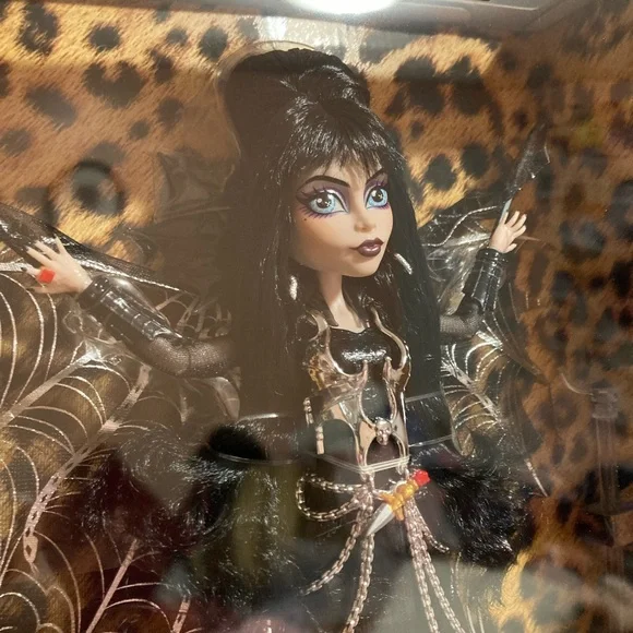 Monster High Doll Elvira Mistress of The Dark Collectible in Black Faux Leather - Picture 13 of 14